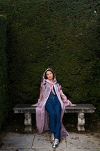 LA CAPE ÉTHÉRÉE — ROSE AUBE

Silhouette vaporeuse &amp; reflets lunaires.

Voile iridescent de haute légèreté captant la lumière pour un effet holographique aux nuances rosées et nacrées.

Papillons découpés et cousus main individuellement, créant un relief organique et poétique sur l'ensemble de la pièce.

Chaque modèle est une pièce unique : le positionnement des papillons étant réalisé à la main, chaque cape possède sa propre constellation de motifs.

