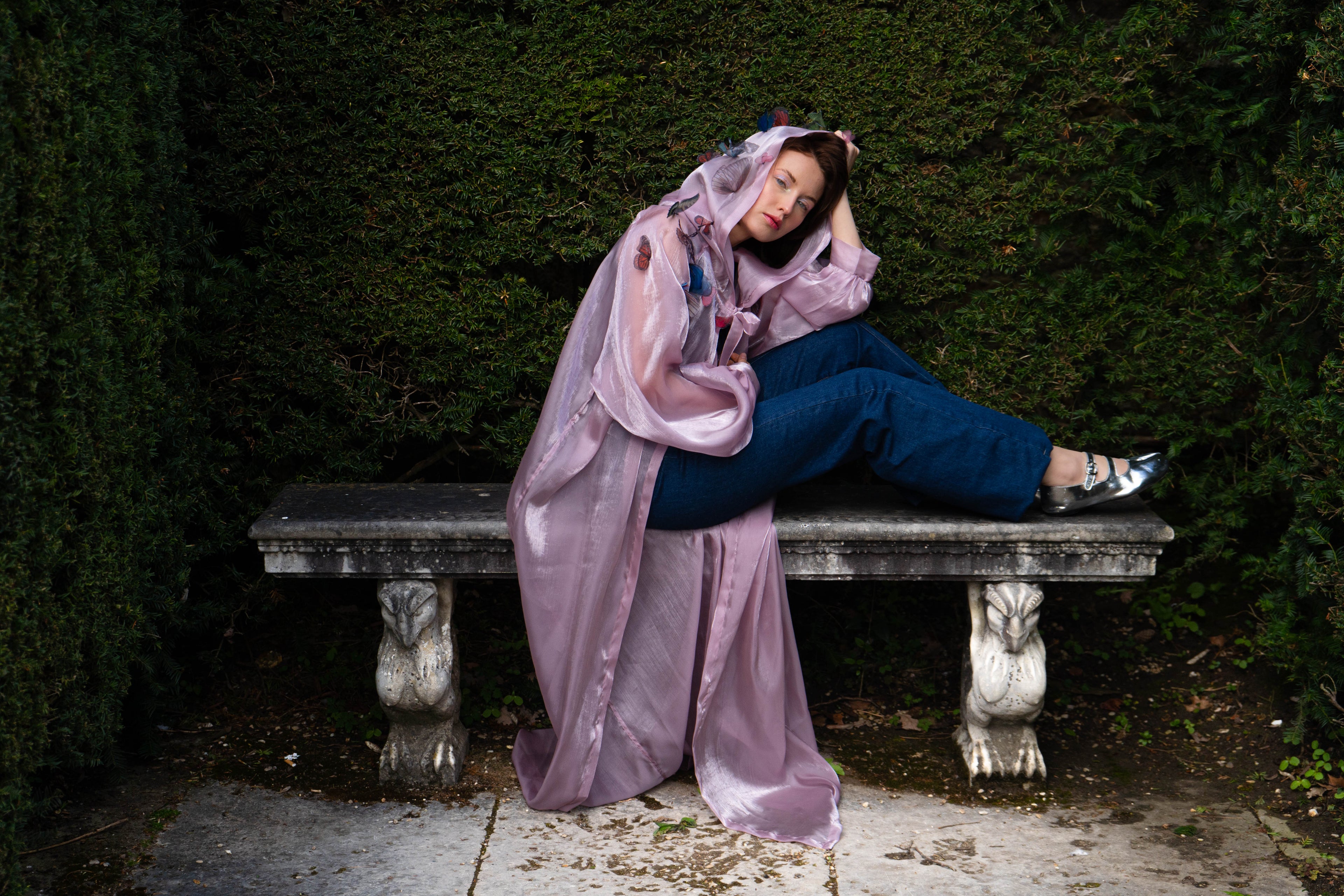 LA CAPE ÉTHÉRÉE — ROSE AUBE

Silhouette vaporeuse &amp; reflets lunaires.

Voile iridescent de haute légèreté captant la lumière pour un effet holographique aux nuances rosées et nacrées.

Papillons découpés et cousus main individuellement, créant un relief organique et poétique sur l'ensemble de la pièce.

Chaque modèle est une pièce unique : le positionnement des papillons étant réalisé à la main, chaque cape possède sa propre constellation de motifs.