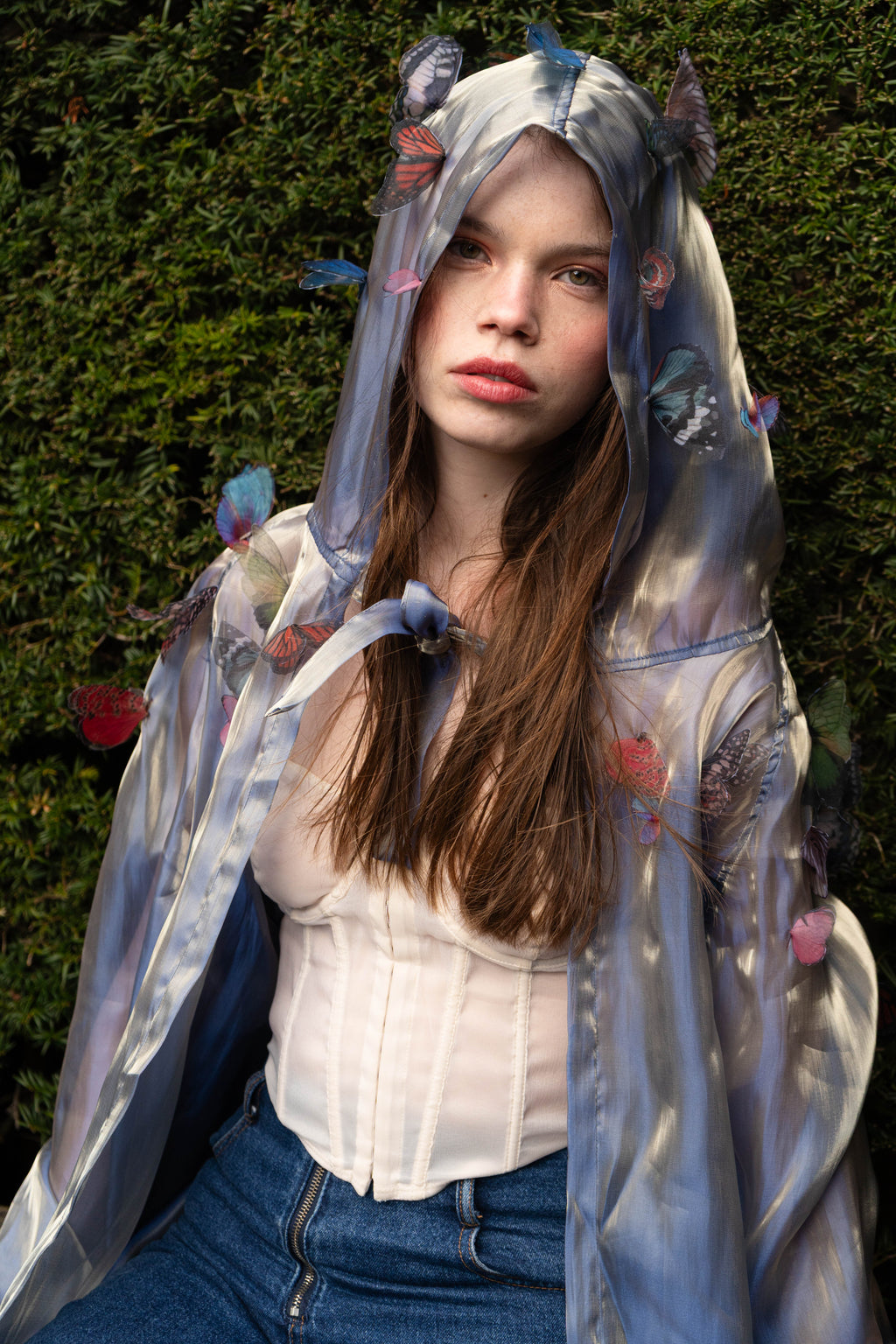 LA CAPE ÉTHÉRÉE — BLEU MIROIR

Silhouette vaporeuse &amp; reflets lunaires.

Voile iridescent de haute légèreté captant la lumière pour un effet holographique unique.

Papillons découpés et cousus main individuellement, créant un relief organique et poétique sur l'ensemble de la pièce.

Chaque modèle est une pièce unique : le positionnement des papillons étant réalisé à la main, chaque cape possède sa propre constellation de motifs.

Volume aérien avec capuche délicate pour une allure de conte de fées.