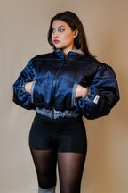 Doudoune réversible - Bleu & argent pailletés. Face bleue matelassée. Face argentée avec finition pailletée. Rembourrée, chaude et confortable. THERMO 150. Manches bouffantes. Fermeture zippée. Poches latérales. Edition limitée à 3 exemplaires.