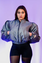 Doudoune réversible - Bleu & argent pailletés. Face bleue matelassée. Face argentée avec finition pailletée. Rembourrée, chaude et confortable. THERMO 150. Manches bouffantes. Fermeture zippée. Poches latérales. Edition limitée à 3 exemplaires.
