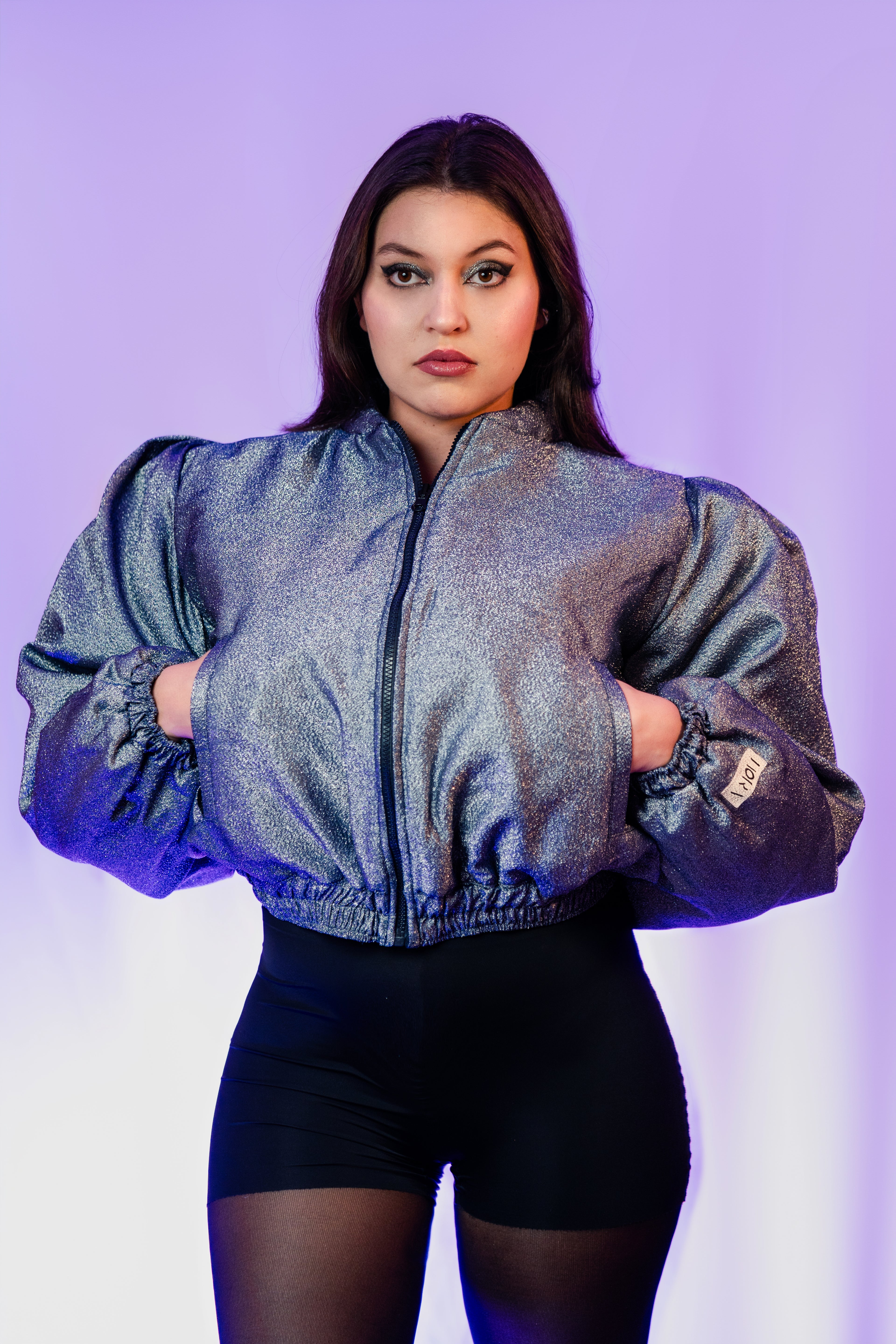 Doudoune réversible - Bleu & argent pailletés. Face bleue matelassée. Face argentée avec finition pailletée. Rembourrée, chaude et confortable. THERMO 150. Manches bouffantes. Fermeture zippée. Poches latérales. Edition limitée à 3 exemplaires.