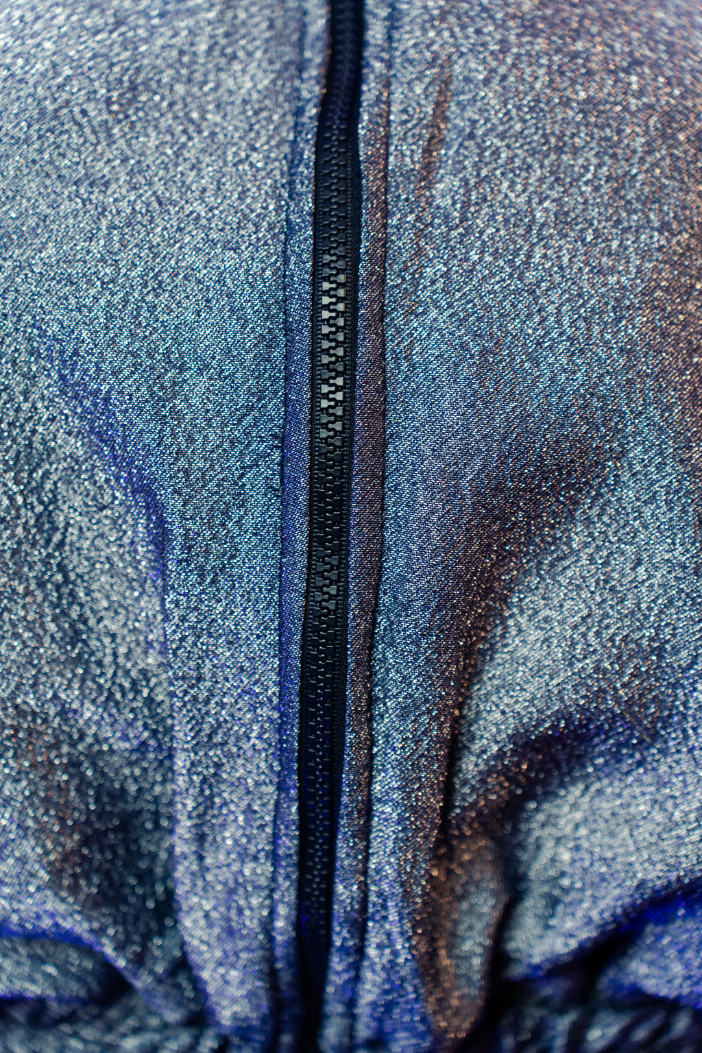 Doudoune réversible - Bleu & argent pailletés. Face bleue matelassée. Face argentée avec finition pailletée. Rembourrée, chaude et confortable. THERMO 150. Manches bouffantes. Fermeture zippée. Poches latérales. Edition limitée à 3 exemplaires.