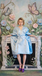 Le Kimono de Soirée — Bleu Glacé

Silhouette sculpturale &amp; lumière absolue.

Satin de haute densité au tombé lourd et majestueux.

Manches volumineuses et col en V profond.

Ceinture obi structurante incluse.

Longueur personnalisable (de la coupe courte au tombé sol).

Tour de taille sur-mesure pour un ajustement parfait.

Réalisé à la demande dans notre atelier.