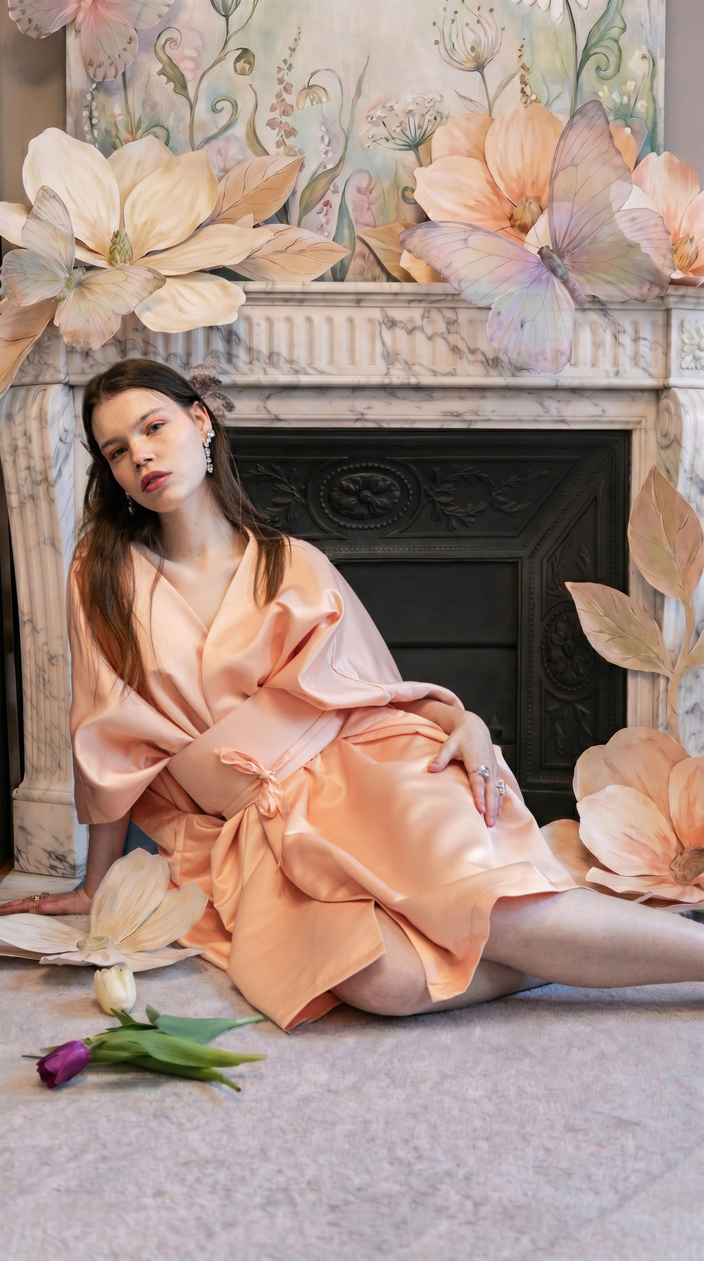 Le Kimono de Soirée — Pêche

Silhouette sculpturale &amp; lumière absolue.

Satin de haute densité au tombé lourd et majestueux.

Manches volumineuses et col en V profond.

Ceinture obi structurante incluse.

Longueur personnalisable (de la coupe courte au tombé sol).

Tour de taille sur-mesure pour un ajustement parfait.

Réalisé à la demande dans notre atelier.

Expédié dans un grand tote bag HORA en coton.

*Les nuances peuvent varier selon la lumière et les écrans.