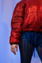 Doudoune - Rouge profond pailletée. Oversize, matelassée et rembourrée. Doublure en satin bleu. THERMO 180. Fermeture zippée et poches latérales zippées. Edition limitée à 3 exemplaires