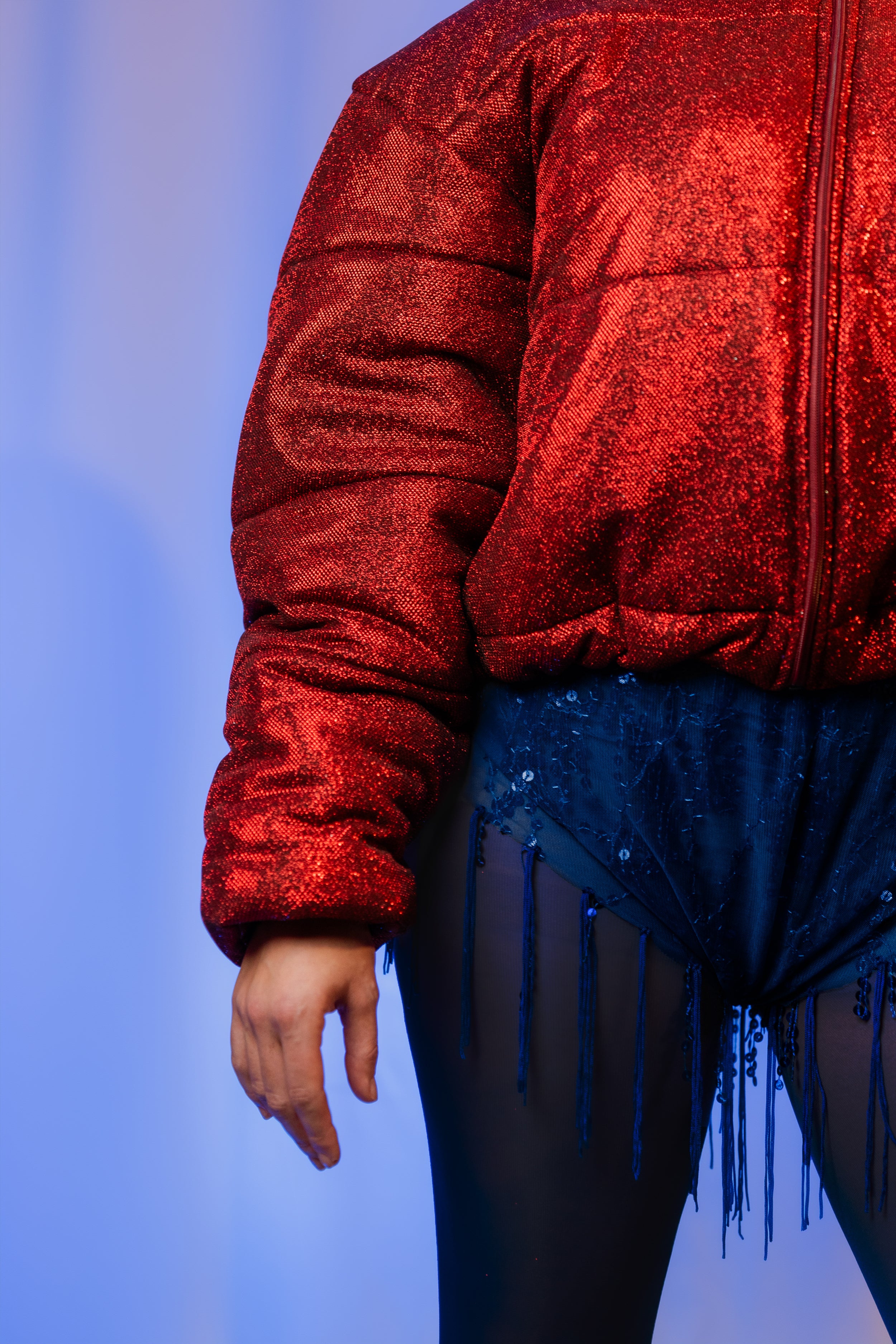 Doudoune - Rouge profond pailletée. Oversize, matelassée et rembourrée. Doublure en satin bleu. THERMO 180. Fermeture zippée et poches latérales zippées. Edition limitée à 3 exemplaires