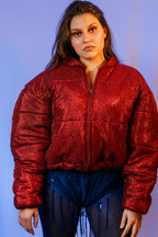Doudoune - Rouge profond pailletée. Oversize, matelassée et rembourrée. Doublure en satin bleu. THERMO 180. Fermeture zippée et poches latérales zippées. Edition limitée à 3 exemplaires