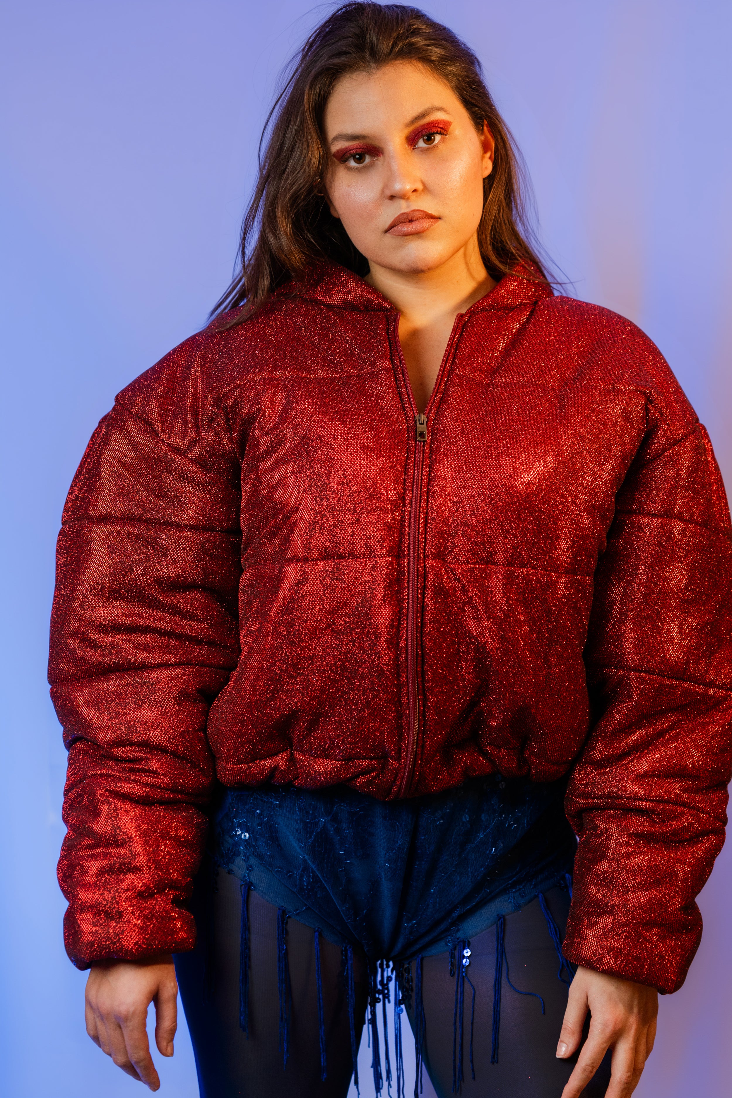 Doudoune - Rouge profond pailletée. Oversize, matelassée et rembourrée. Doublure en satin bleu. THERMO 180. Fermeture zippée et poches latérales zippées. Edition limitée à 3 exemplaires