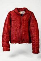 Doudoune - Rouge profond pailletée. Oversize, matelassée et rembourrée. Doublure en satin bleu. THERMO 180. Fermeture zippée et poches latérales zippées. Edition limitée à 3 exemplaires