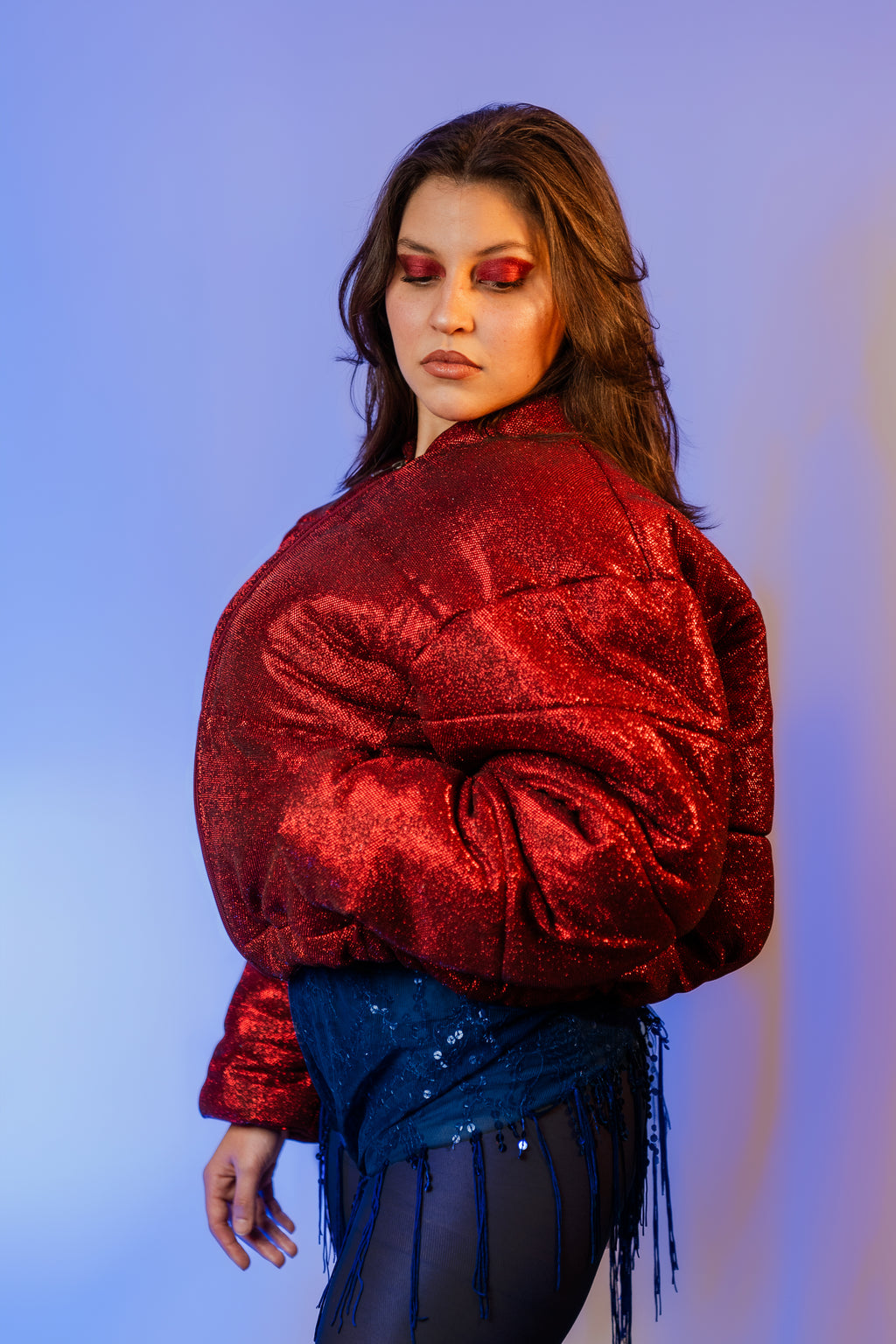 Doudoune - Rouge profond pailletée. Oversize, matelassée et rembourrée. Doublure en satin bleu. THERMO 180. Fermeture zippée et poches latérales zippées. Edition limitée à 3 exemplaires