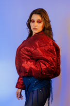 Doudoune - Rouge profond pailletée. Oversize, matelassée et rembourrée. Doublure en satin bleu. THERMO 180. Fermeture zippée et poches latérales zippées. Edition limitée à 3 exemplaires