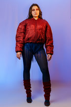Doudoune - Rouge profond pailletée. Oversize, matelassée et rembourrée. Doublure en satin bleu. THERMO 180. Fermeture zippée et poches latérales zippées. Edition limitée à 3 exemplaires