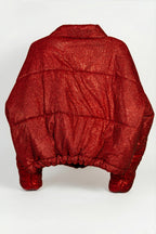 Doudoune - Rouge profond pailletée. Oversize, matelassée et rembourrée. Doublure en satin bleu. THERMO 180. Fermeture zippée et poches latérales zippées. Edition limitée à 3 exemplaires
