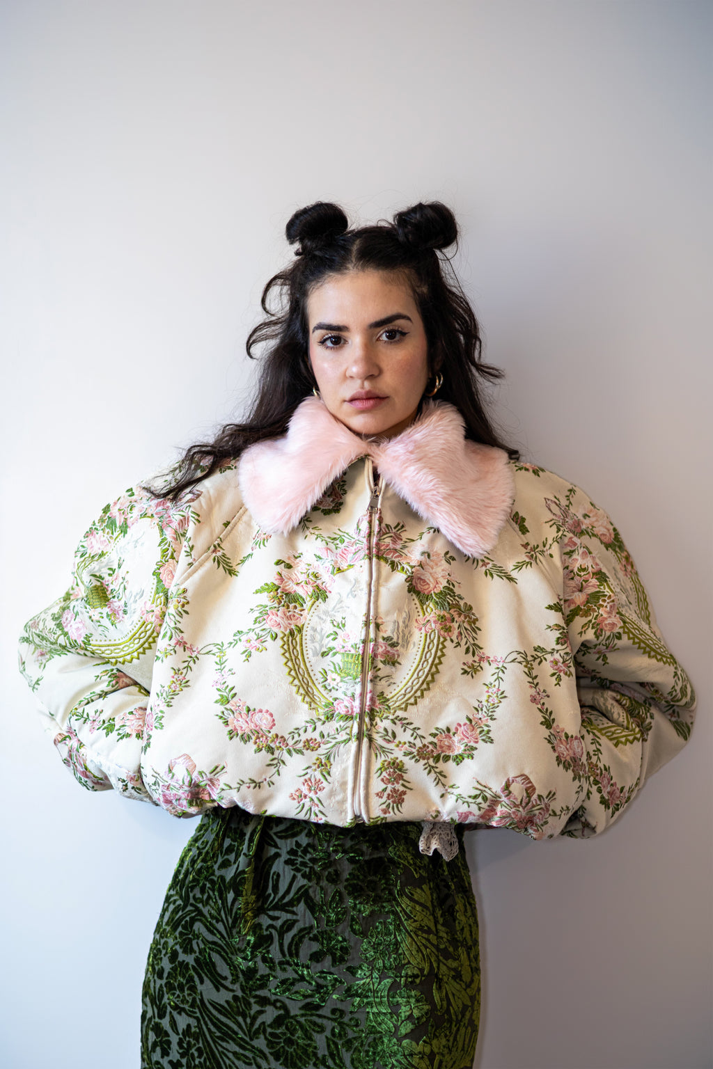 Doudoune courte à motif floral tapisserie et col fourrure rose poudré

Manches arrondies sculptées.
Rembourrage&nbsp;THERMO 180.
Col en fausse fourrure, entièrement détachable.
Doublure satinée rose clair.
Fermeture zippée, poches latérales discrètes.

Edition limitée à 3 exemplaires.