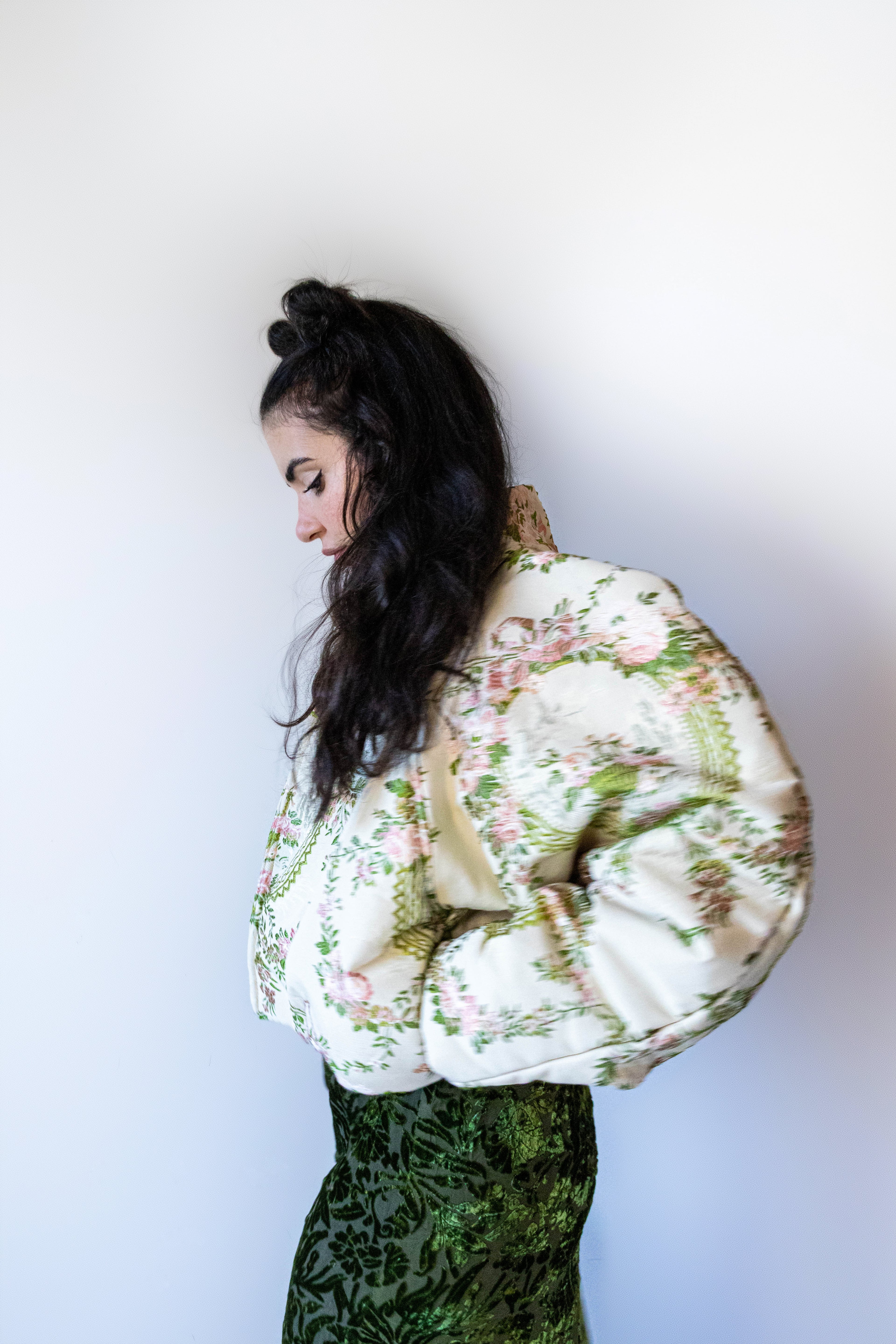 Doudoune courte à motif floral tapisserie et col fourrure rose poudré

Manches arrondies sculptées.
Rembourrage THERMO 180.
Col en fausse fourrure, entièrement détachable.
Doublure satinée rose clair.
Fermeture zippée, poches latérales discrètes.

Edition limitée à 3 exemplaires.