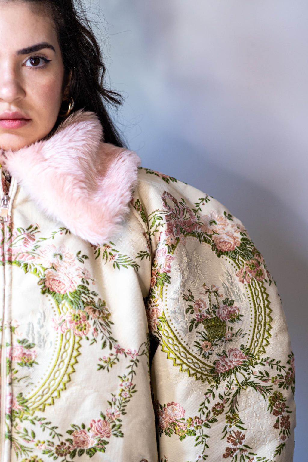 Doudoune courte à motif floral tapisserie et col fourrure rose poudré

Manches arrondies sculptées.
Rembourrage&nbsp;THERMO 180.
Col en fausse fourrure, entièrement détachable.
Doublure satinée rose clair.
Fermeture zippée, poches latérales discrètes.

Edition limitée à 3 exemplaires.