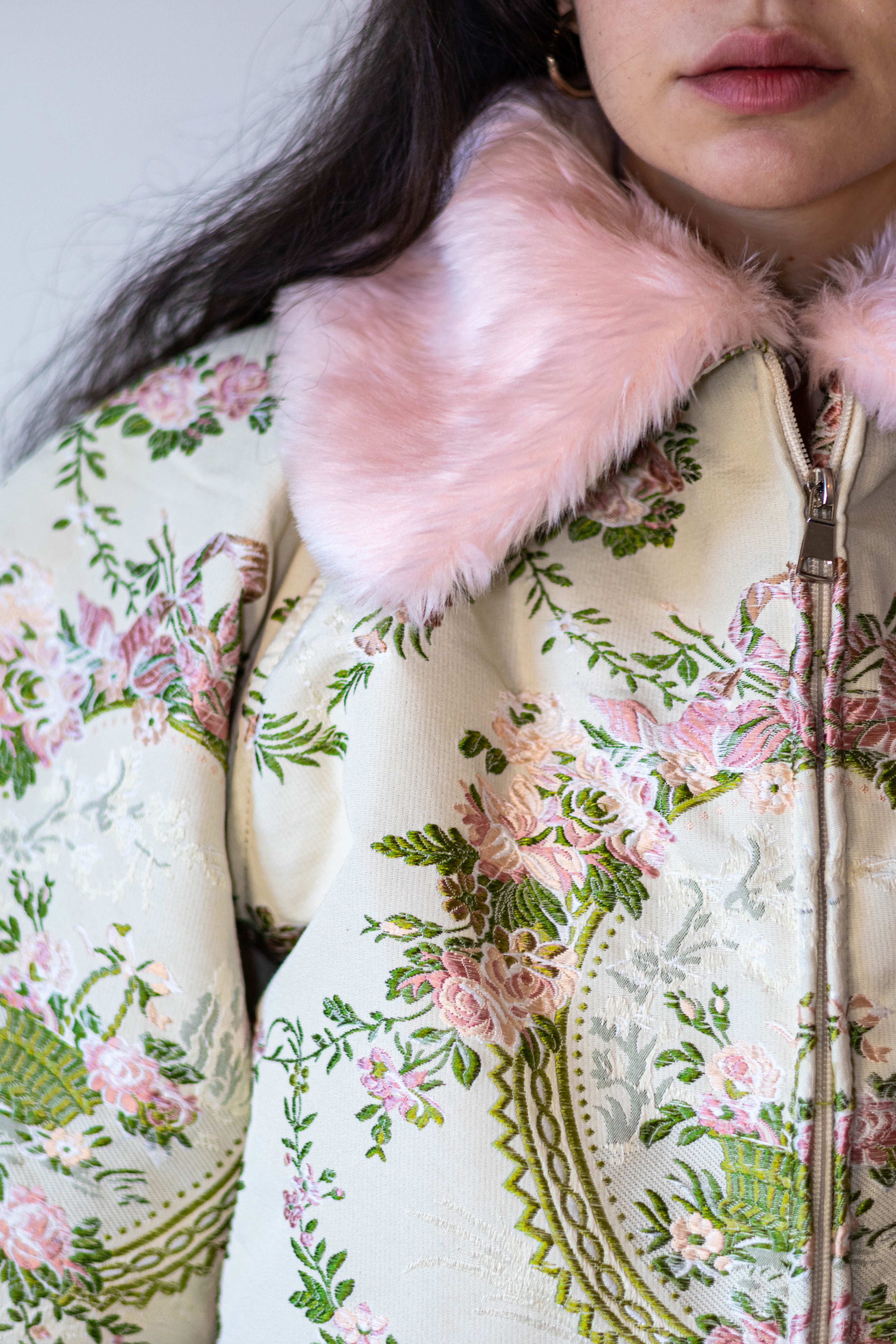 Doudoune courte à motif floral tapisserie et col fourrure rose poudré

Manches arrondies sculptées.
Rembourrage&nbsp;THERMO 180.
Col en fausse fourrure, entièrement détachable.
Doublure satinée rose clair.
Fermeture zippée, poches latérales discrètes.

Edition limitée à 3 exemplaires.