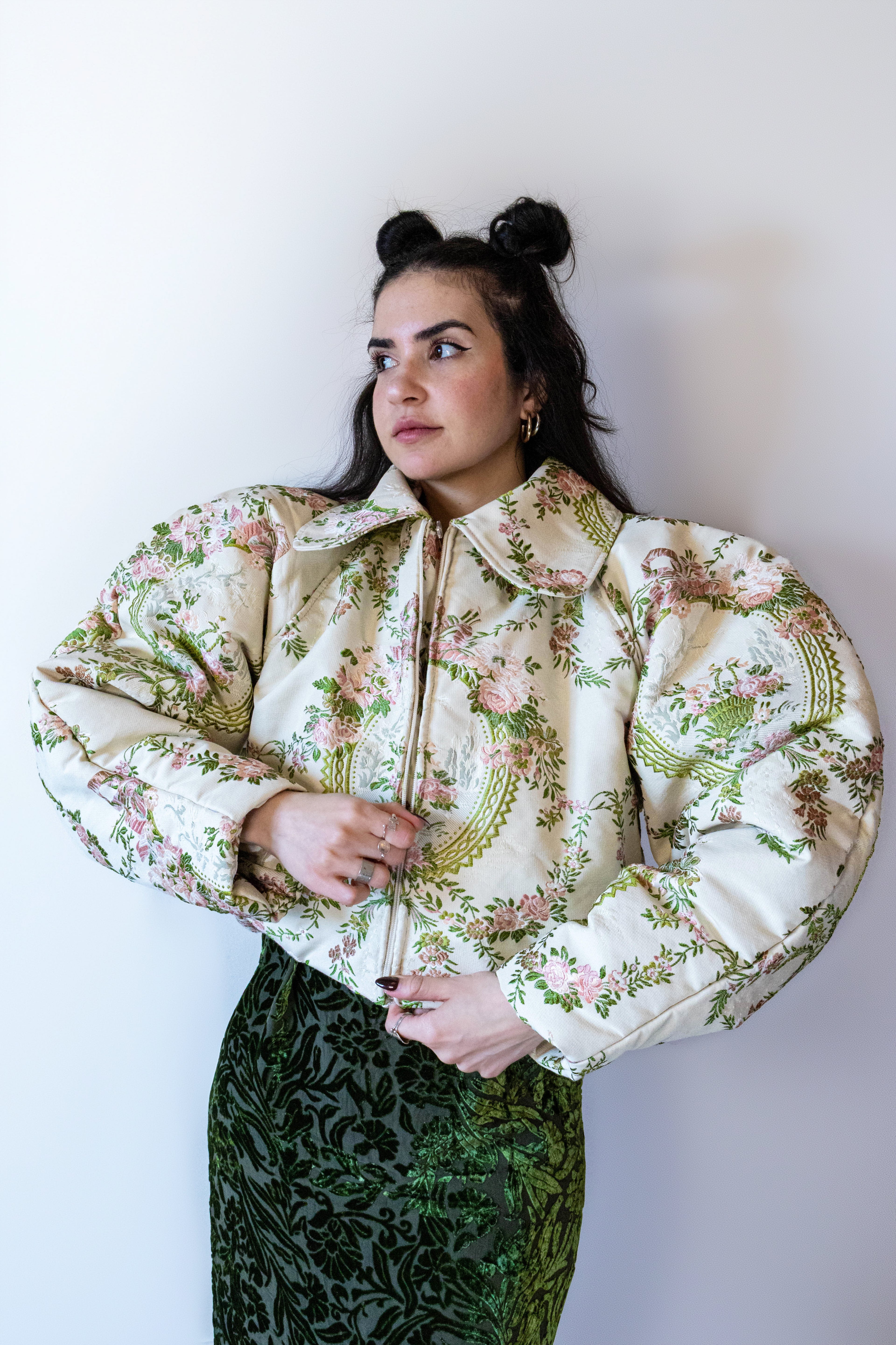 Doudoune courte à motif floral tapisserie et col fourrure rose poudré

Manches arrondies sculptées.
Rembourrage&nbsp;THERMO 180.
Col en fausse fourrure, entièrement détachable.
Doublure satinée rose clair.
Fermeture zippée, poches latérales discrètes.

Edition limitée à 3 exemplaires.