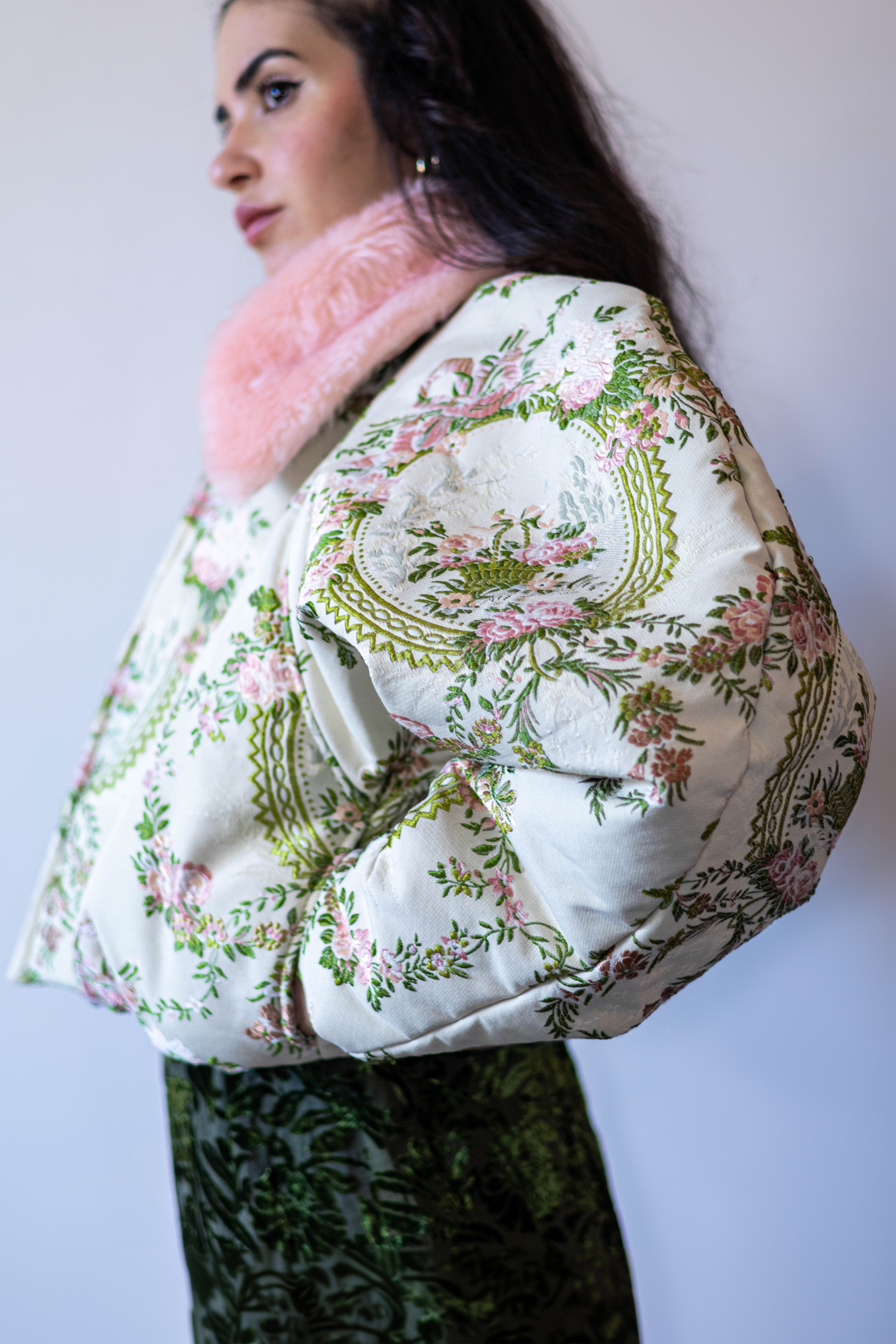 Doudoune courte à motif floral tapisserie et col fourrure rose poudré

Manches arrondies sculptées.
Rembourrage&nbsp;THERMO 180.
Col en fausse fourrure, entièrement détachable.
Doublure satinée rose clair.
Fermeture zippée, poches latérales discrètes.

Edition limitée à 3 exemplaires.