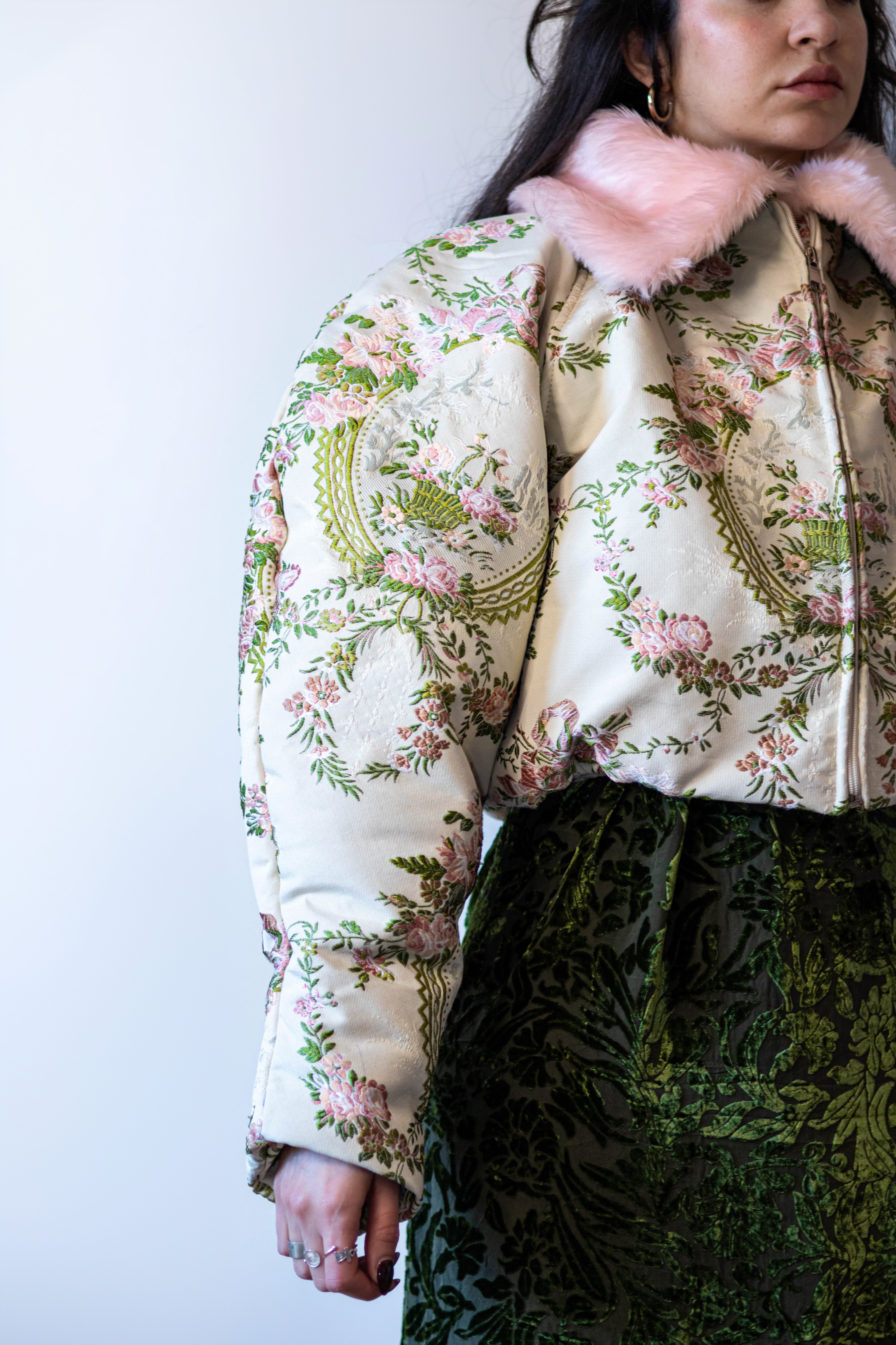 Doudoune courte à motif floral tapisserie et col fourrure rose poudré

Manches arrondies sculptées.
Rembourrage&nbsp;THERMO 180.
Col en fausse fourrure, entièrement détachable.
Doublure satinée rose clair.
Fermeture zippée, poches latérales discrètes.

Edition limitée à 3 exemplaires.