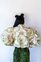 Doudoune courte à motif floral tapisserie et col fourrure rose poudré

Manches arrondies sculptées.
Rembourrage&nbsp;THERMO 180.
Col en fausse fourrure, entièrement détachable.
Doublure satinée rose clair.
Fermeture zippée, poches latérales discrètes.

Edition limitée à 3 exemplaires.