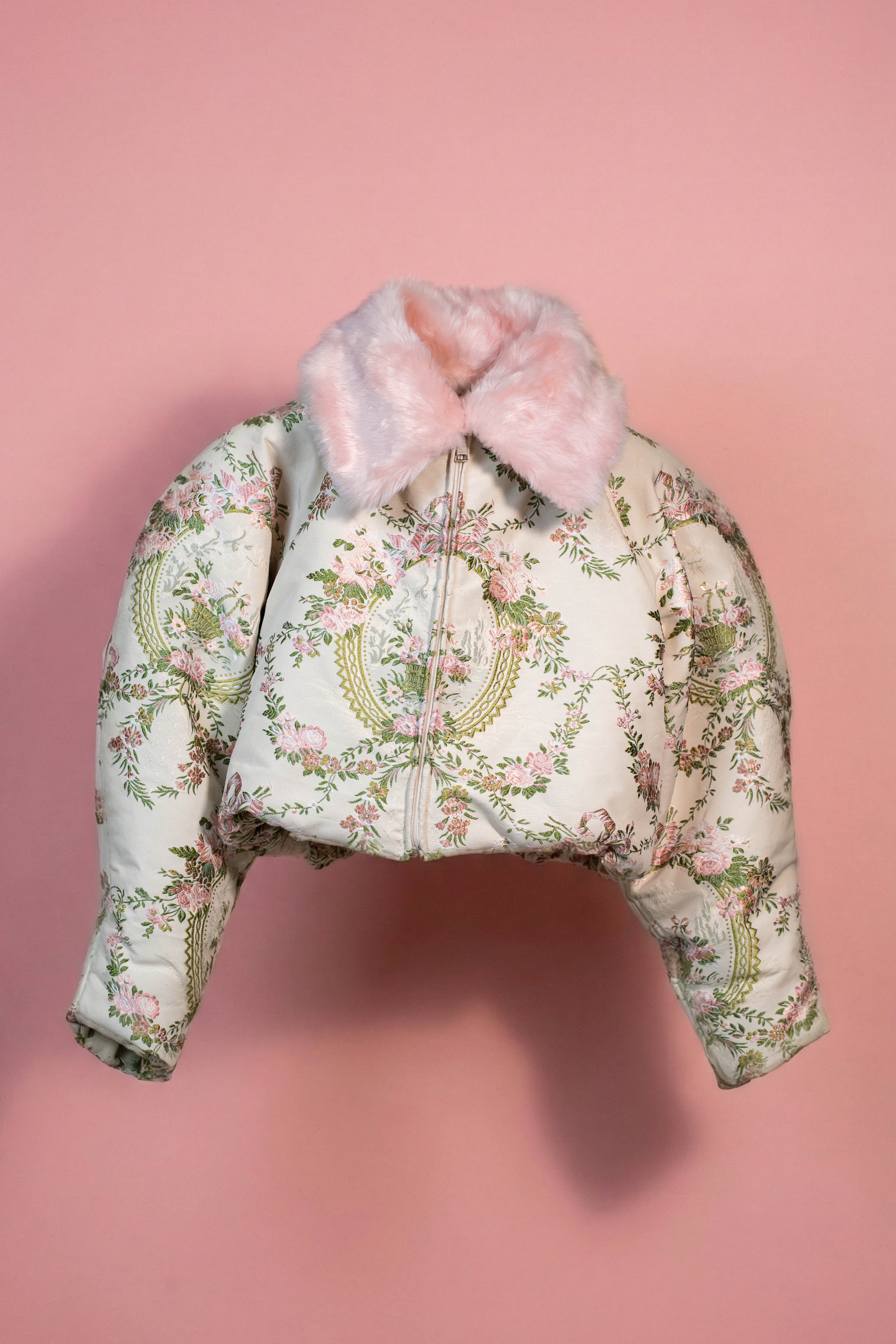 Doudoune courte à motif floral tapisserie et col fourrure rose poudré

Manches arrondies sculptées.
Rembourrage&nbsp;THERMO 180.
Col en fausse fourrure, entièrement détachable.
Doublure satinée rose clair.
Fermeture zippée, poches latérales discrètes.

Edition limitée à 3 exemplaires.