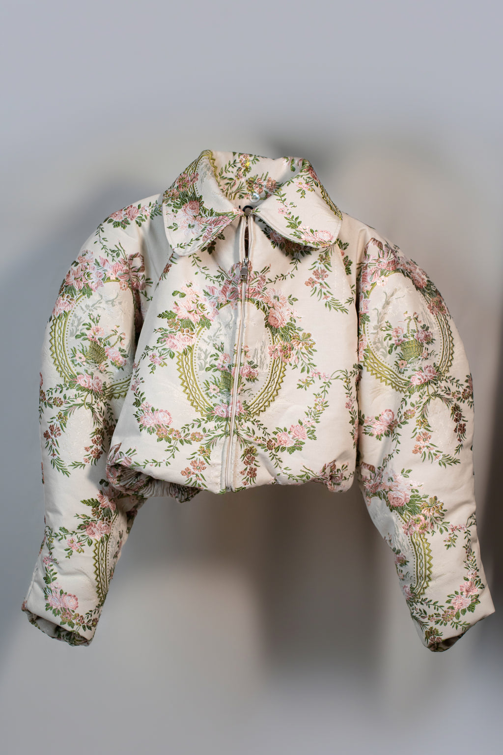 Doudoune courte à motif floral tapisserie et col fourrure rose poudré

Manches arrondies sculptées.
Rembourrage&nbsp;THERMO 180.
Col en fausse fourrure, entièrement détachable.
Doublure satinée rose clair.
Fermeture zippée, poches latérales discrètes.

Edition limitée à 3 exemplaires.