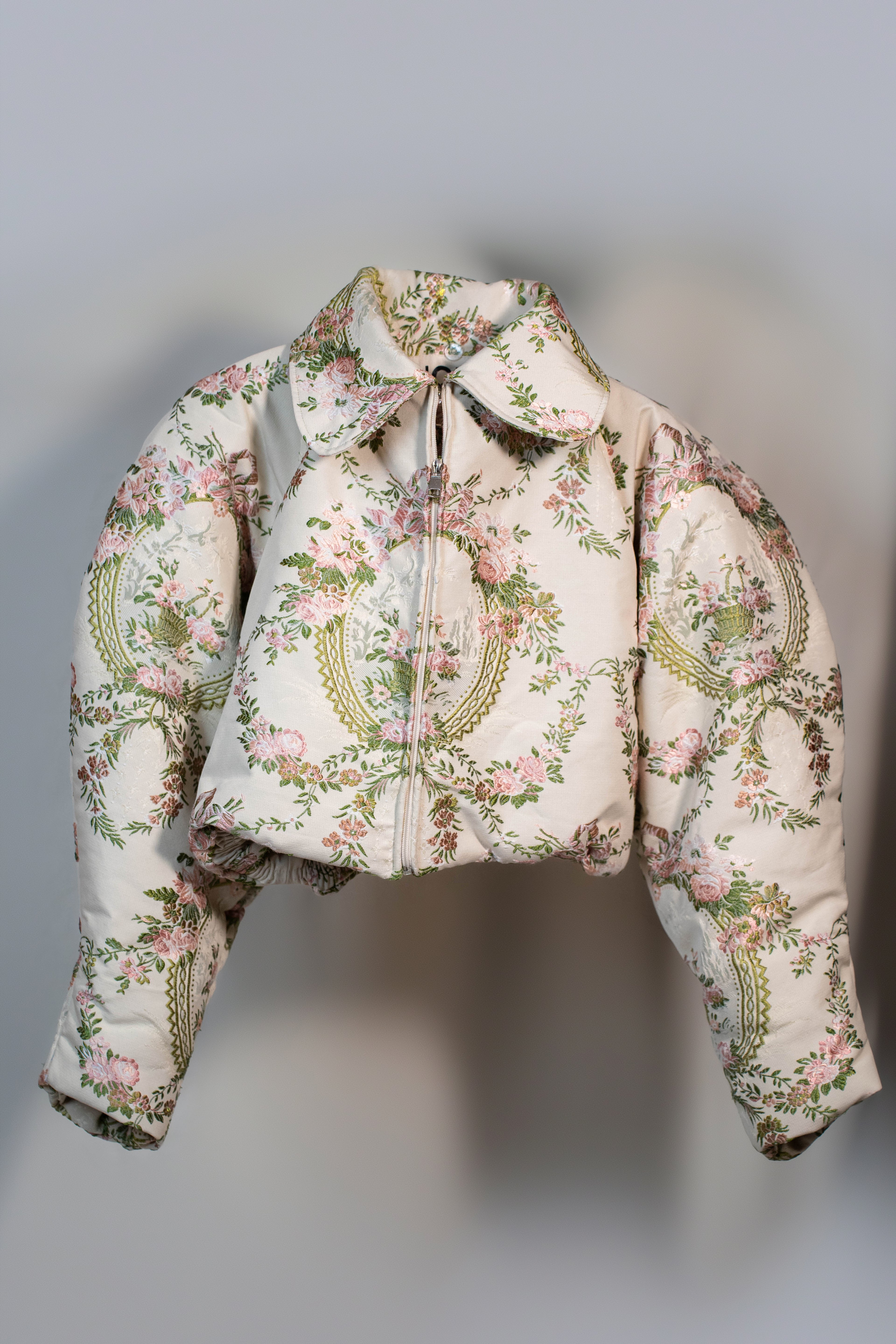 Doudoune courte à motif floral tapisserie et col fourrure rose poudré

Manches arrondies sculptées.
Rembourrage&nbsp;THERMO 180.
Col en fausse fourrure, entièrement détachable.
Doublure satinée rose clair.
Fermeture zippée, poches latérales discrètes.

Edition limitée à 3 exemplaires.