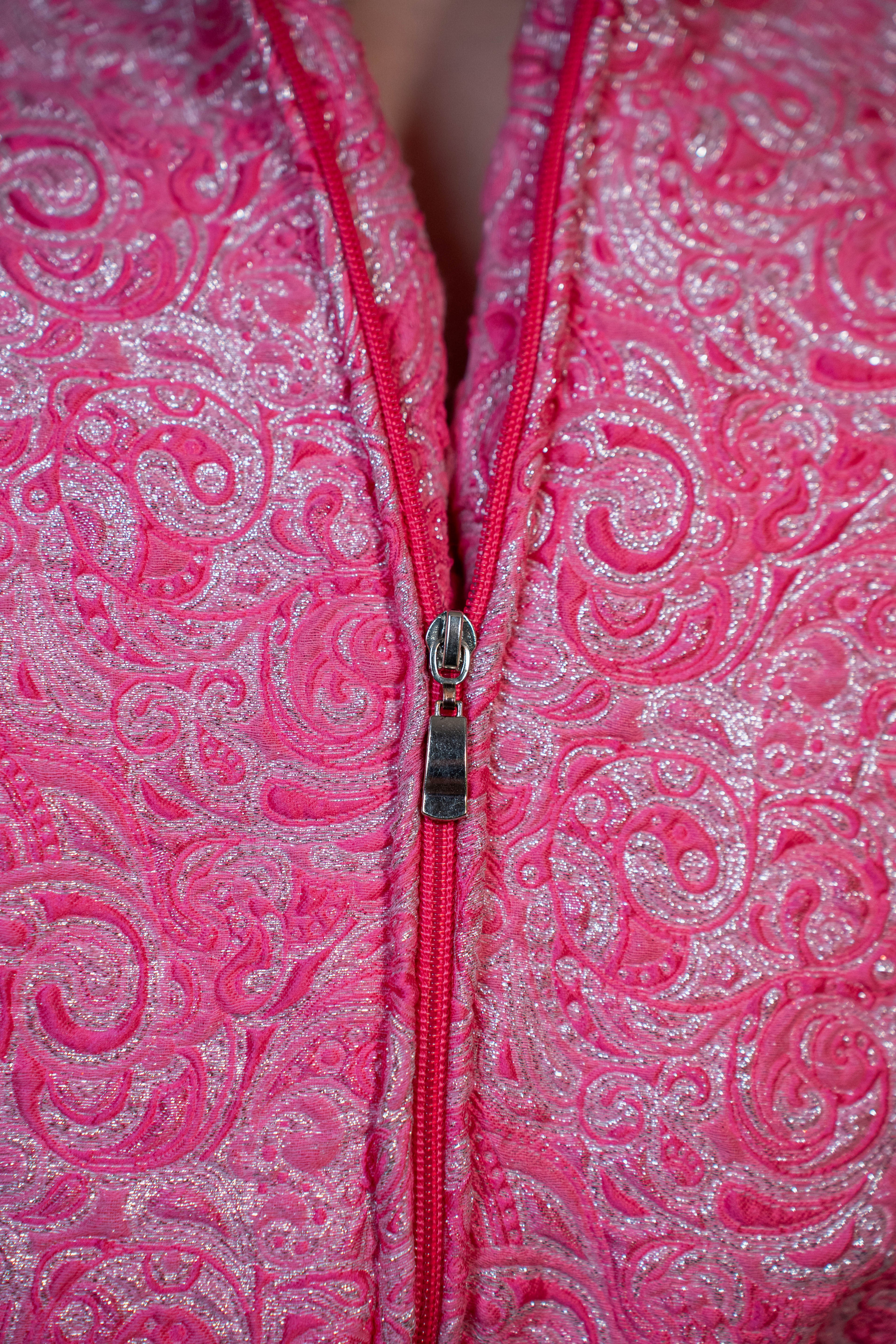 Doudoune rose texturée à effet serti argenté. Manches butterfly structurées. Rembourrage THERMO 180. Doublure satinée grise. Fermeture zippée, poches latérales. Edition limitée à 3 exemplaires